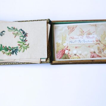 Album amicorum in de vorm van een oblong doosje met losse blaadjes van Keetje Bisschop, met ruim 30 bijdragen uit de jaren 1840-1857.