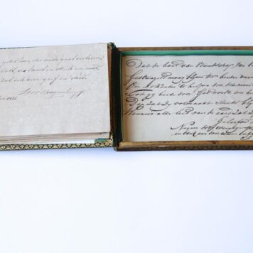 Album amicorum in de vorm van een oblong doosje met losse blaadjes van Keetje Bisschop, met ruim 30 bijdragen uit de jaren 1840-1857.