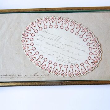Album amicorum in de vorm van een oblong doosje met losse blaadjes van Keetje Bisschop, met ruim 30 bijdragen uit de jaren 1840-1857.