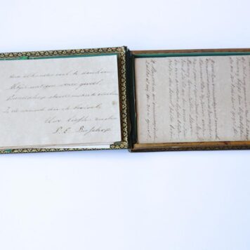 Album amicorum in de vorm van een oblong doosje met losse blaadjes van Keetje Bisschop, met ruim 30 bijdragen uit de jaren 1840-1857.