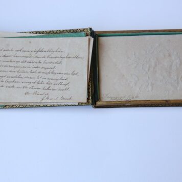 Album amicorum in de vorm van een oblong doosje met losse blaadjes van Keetje Bisschop, met ruim 30 bijdragen uit de jaren 1840-1857.