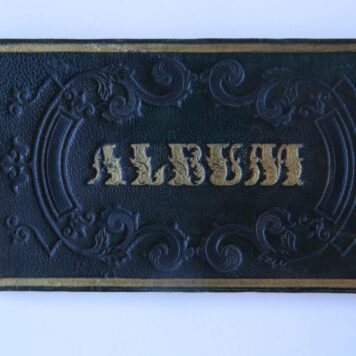 Album amicorum in de vorm van een oblong doosje met losse blaadjes van P. Niessen, 1852-1858.