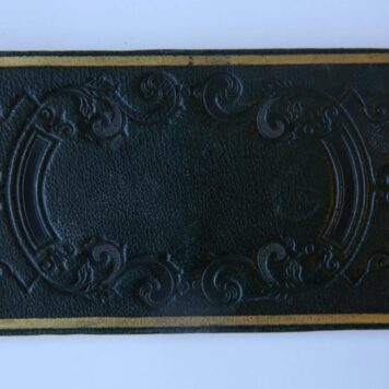 Album amicorum in de vorm van een oblong doosje met losse blaadjes van P. Niessen, 1852-1858.