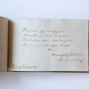 GIESBERGER, MILITARIA -- Album amicorum in de vorm van een oblong boekje in hoes van Frits Giesberger, met ca. 25 bijdragen en tekeningen uit de jaren 1826-1842, uit Ansbach, Kampen en andere plaatsen. Voorts aantekeningen van Giesberger over militairen die hij kent.