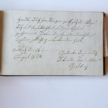 GIESBERGER, MILITARIA -- Album amicorum in de vorm van een oblong boekje in hoes van Frits Giesberger, met ca. 25 bijdragen en tekeningen uit de jaren 1826-1842, uit Ansbach, Kampen en andere plaatsen. Voorts aantekeningen van Giesberger over militairen die hij kent.