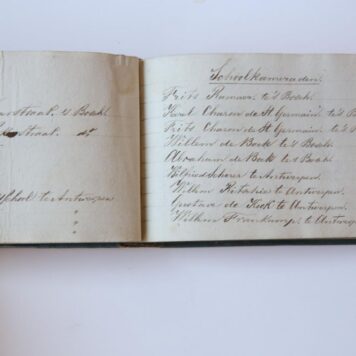 GIESBERGER, MILITARIA -- Album amicorum in de vorm van een oblong boekje in hoes van Frits Giesberger, met ca. 25 bijdragen en tekeningen uit de jaren 1826-1842, uit Ansbach, Kampen en andere plaatsen. Voorts aantekeningen van Giesberger over militairen die hij kent.