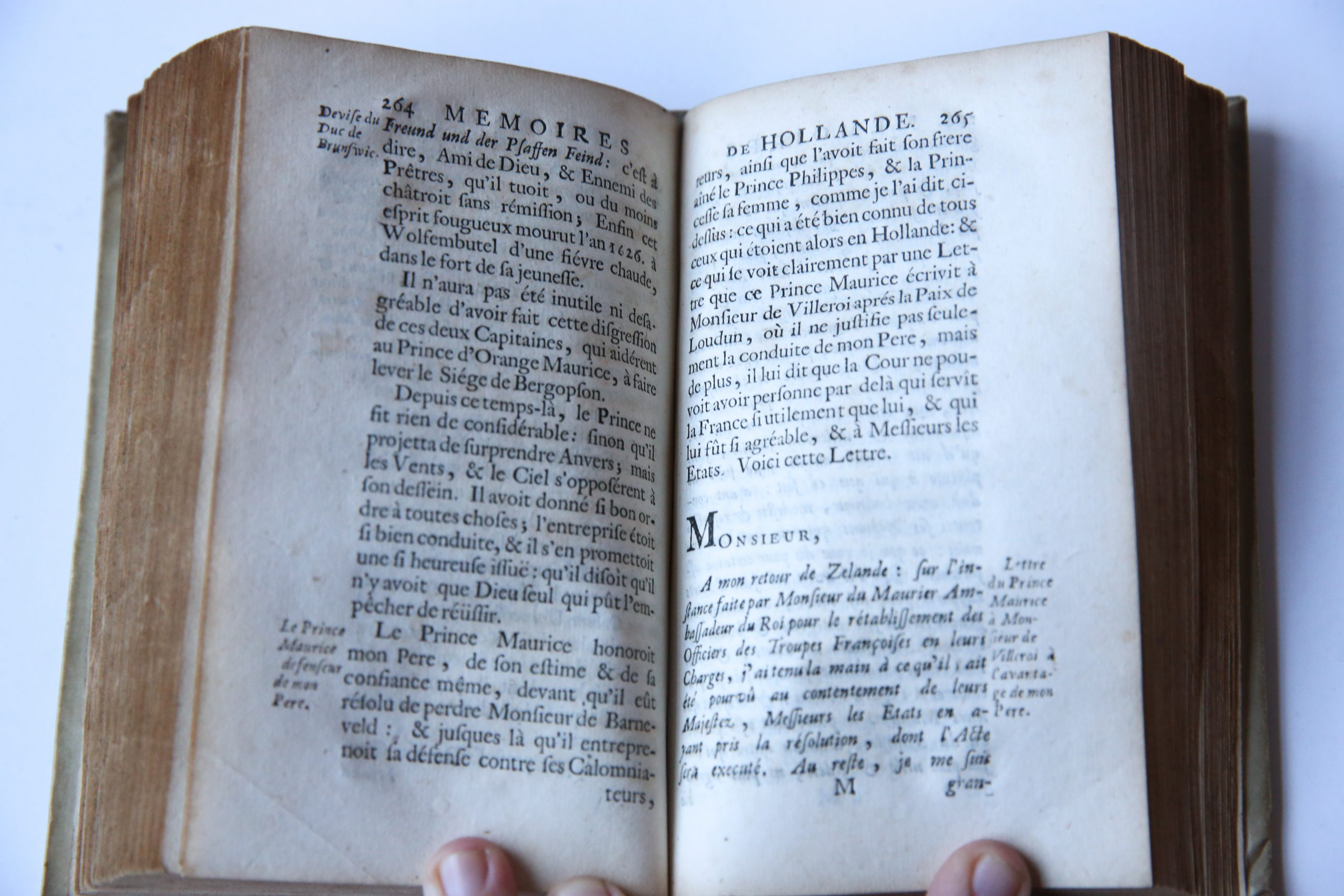 Memoires pour servir a l'histoire de Hollande et des autres provinces-unies, Imprime a la Fleche, a Paris chez Jean Villette, 1697.