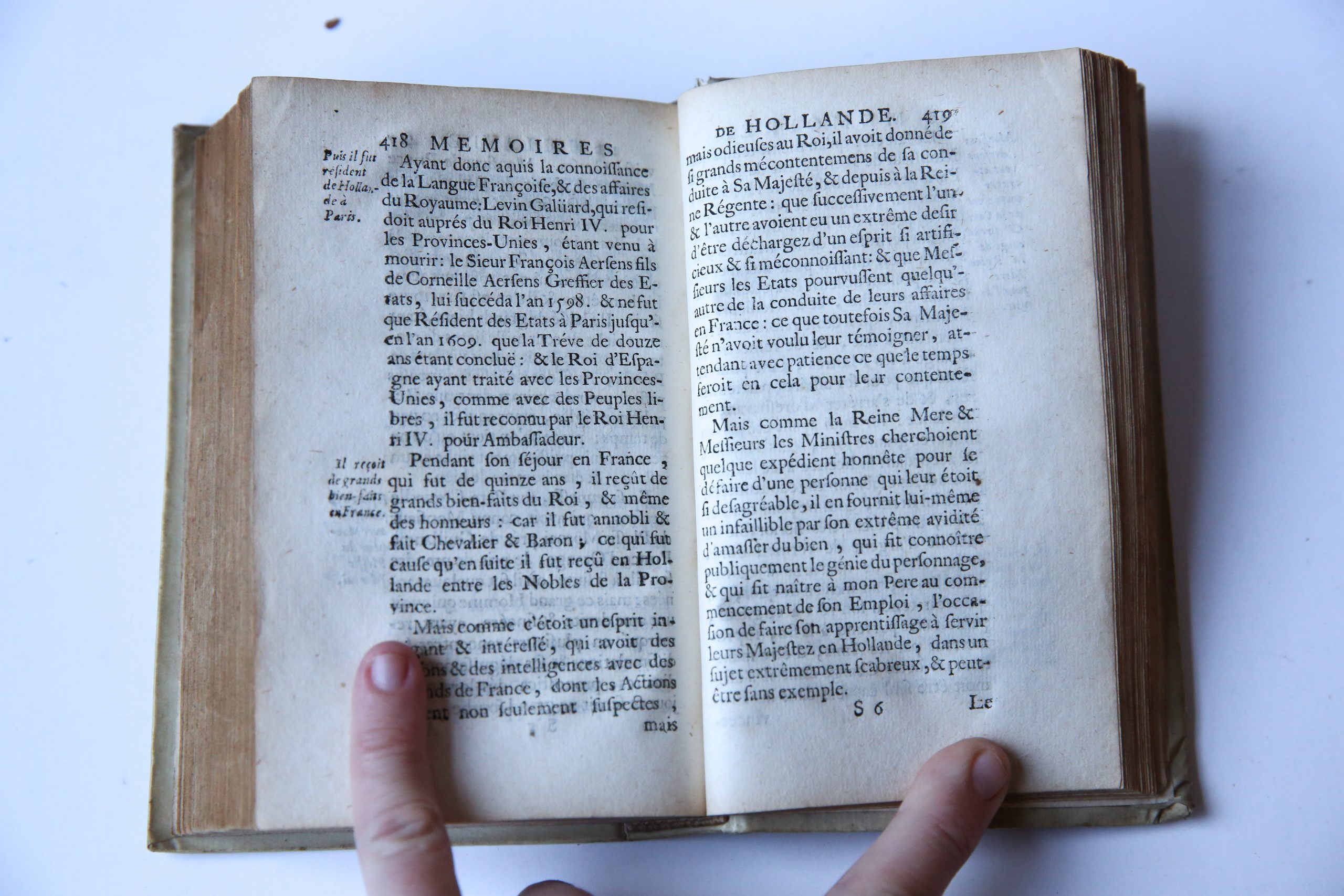 Memoires pour servir a l'histoire de Hollande et des autres provinces-unies, Imprime a la Fleche, a Paris chez Jean Villette, 1697.