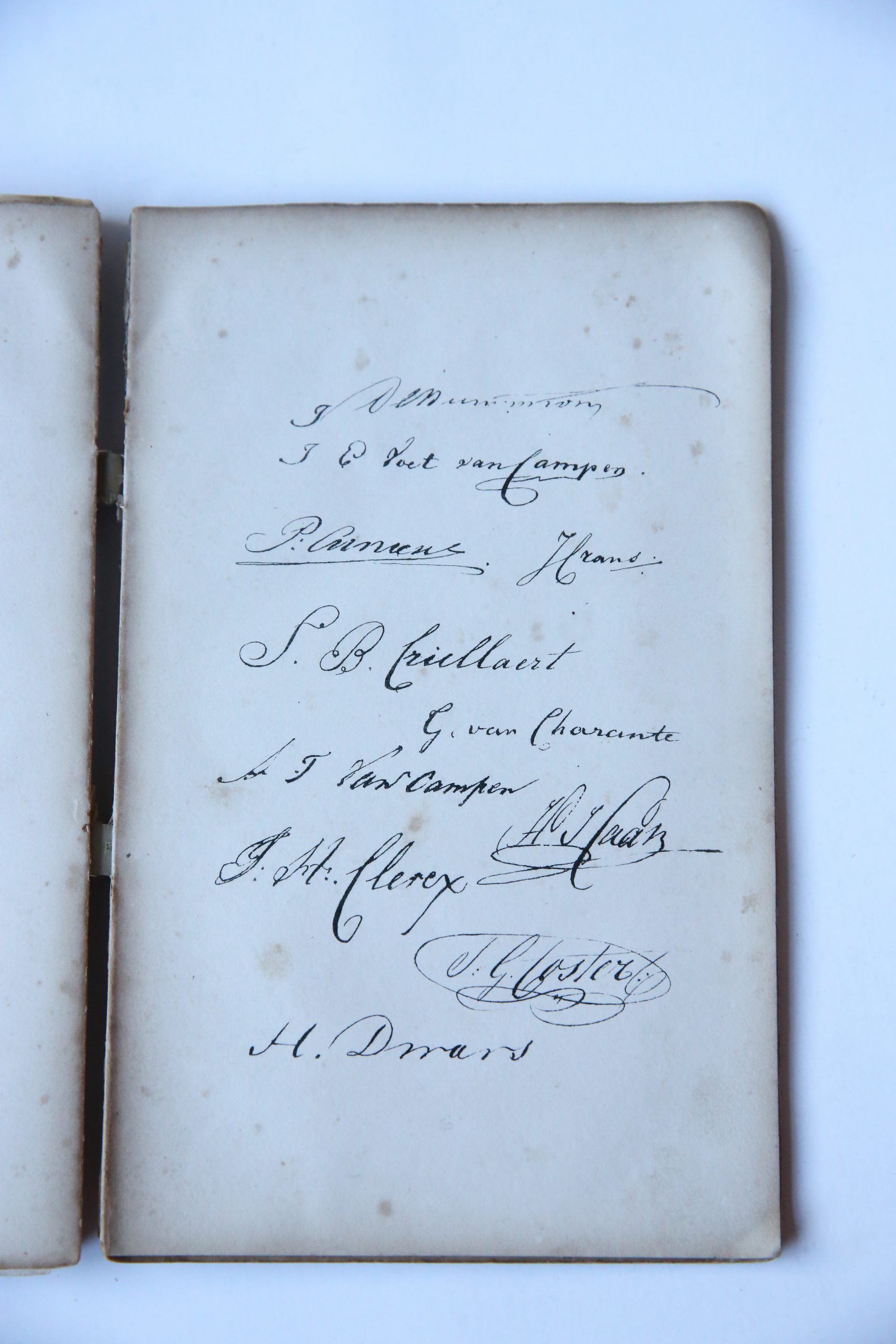 Gedenkboek der feestelijke vereeniging van oud-studenten der Leydsche Hoogeschool, gehouden binnen Leyden den 9-8-1838. Leiden, Luchtmans, 1838.