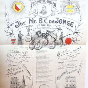 Prent voor het promotiediner van Jhr Mr B.C. de Jonge in het Oranje Hotel te Scheveningen, litho J.A. Moesman Utrecht J.A.Moesman 1900.