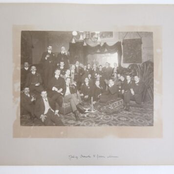 Groepsfoto van partij op Minerva t.g.v. de promotie van H. Gallois. Verso: foto van diner t.g.v. promotie van G.E. Kronenberg op Minerva op 8-7-1909 1909