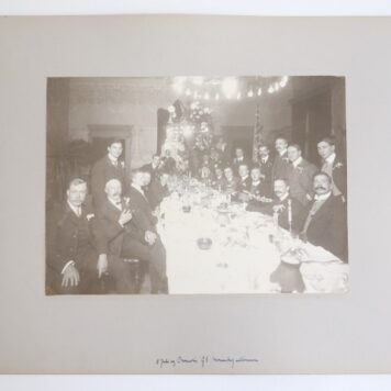 Groepsfoto van partij op Minerva t.g.v. de promotie van H. Gallois. Verso: foto van diner t.g.v. promotie van G.E. Kronenberg op Minerva op 8-7-1909 1909