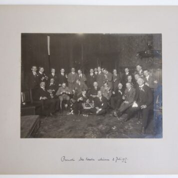 Groepsfoto van gezelschap bij promotie van Dr Dee Kessler op societeit Minerva. Op de voorgrond een miniatuur voetballer 1917. verso een foto van fort Tijnauwen 4 september 1915-23 maart 1916