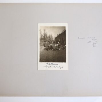 Groepsfoto van gezelschap bij promotie van Dr Dee Kessler op societeit Minerva. Op de voorgrond een miniatuur voetballer 1917. verso een foto van fort Tijnauwen 4 september 1915-23 maart 1916