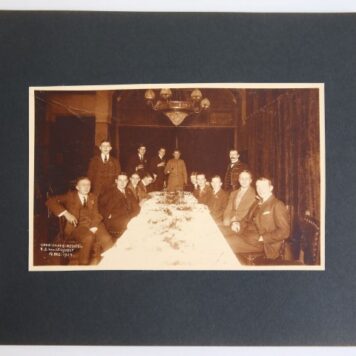 Foto van diner t.g.v. candidaatsexamen rechten van R.G. van Lelijvelt 1923