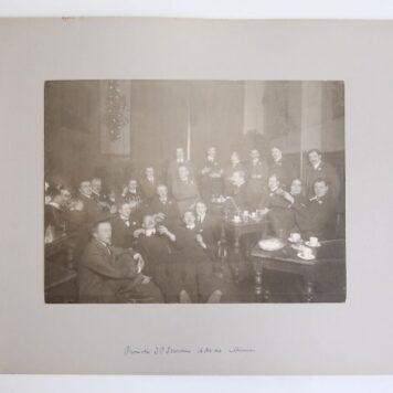 Groepsfoto van de promotiepartij van J.P. Servatius op societeit Minerva. Verso de portretten van P. van Foreest en zijn paranimfen bij zijn promotie op 22 december 1910 1910