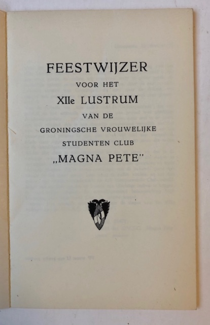 Feestwijzer voor het 12e Lustrum van de Groningsche vrouwelijke studenten club "Magna Pete", Groningen Bos & Zoon 1958, 44 pp.