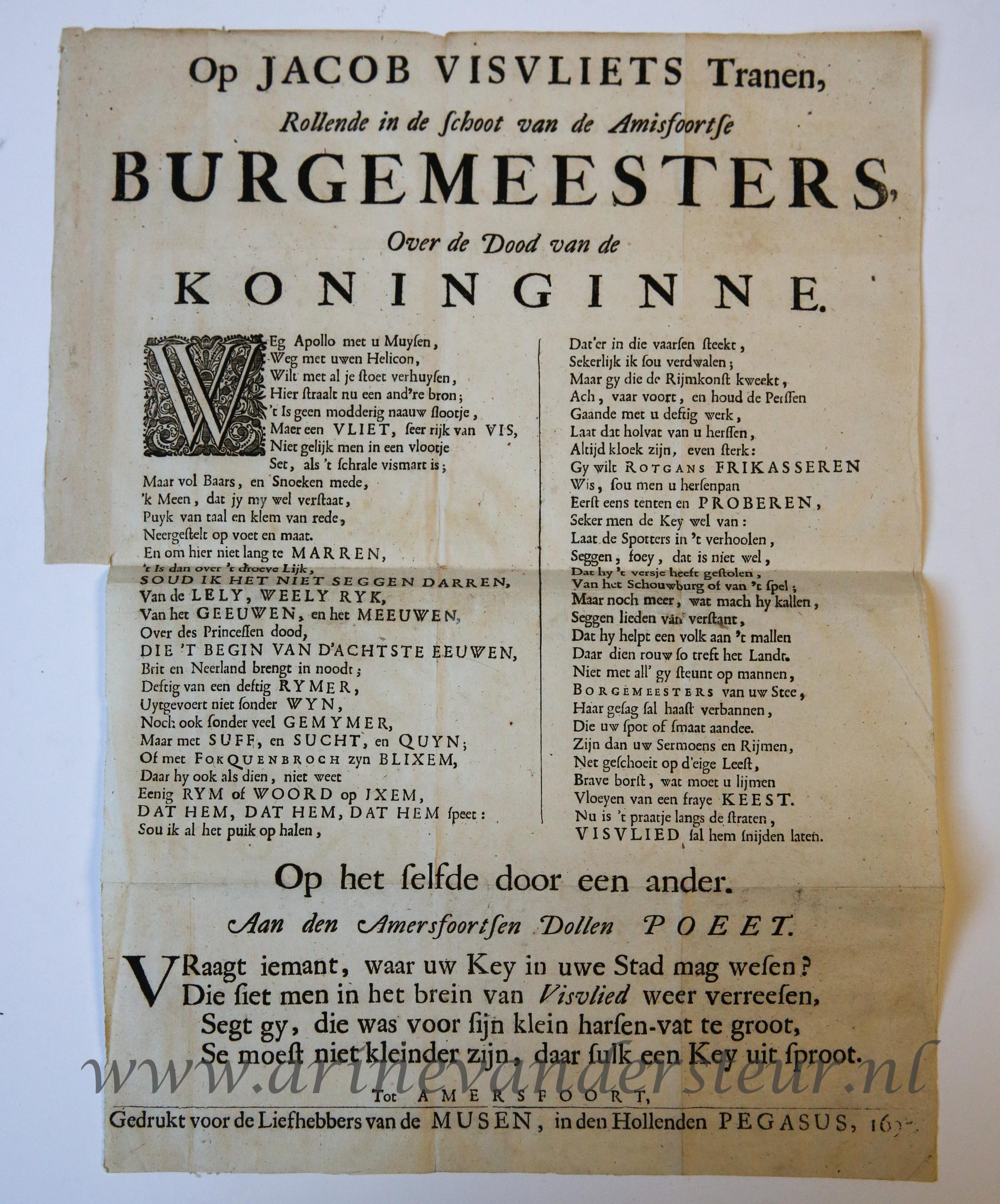 Op Jacob Visvliet's tranen, rollende in de schoot van de Amisfoortse burgemeesters, over de dood van de Koninginne. Amersfoort, voor liefhebbers van de musen, in de Hollenden Pegasus, 1695. Plano, 1 p.