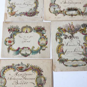 [Twee gegraveerde handgekleurde kaartjes, ieder 12 x 16 cm, betr. het huwelijk van Salomon Bos en Johanna Dorsman, dd Amsterdam 18 april 1775. P.J. Entrop Exc. Met nog 3 soortgelijke kaartjes betr. dit huwelijk voor de speelnoten.]