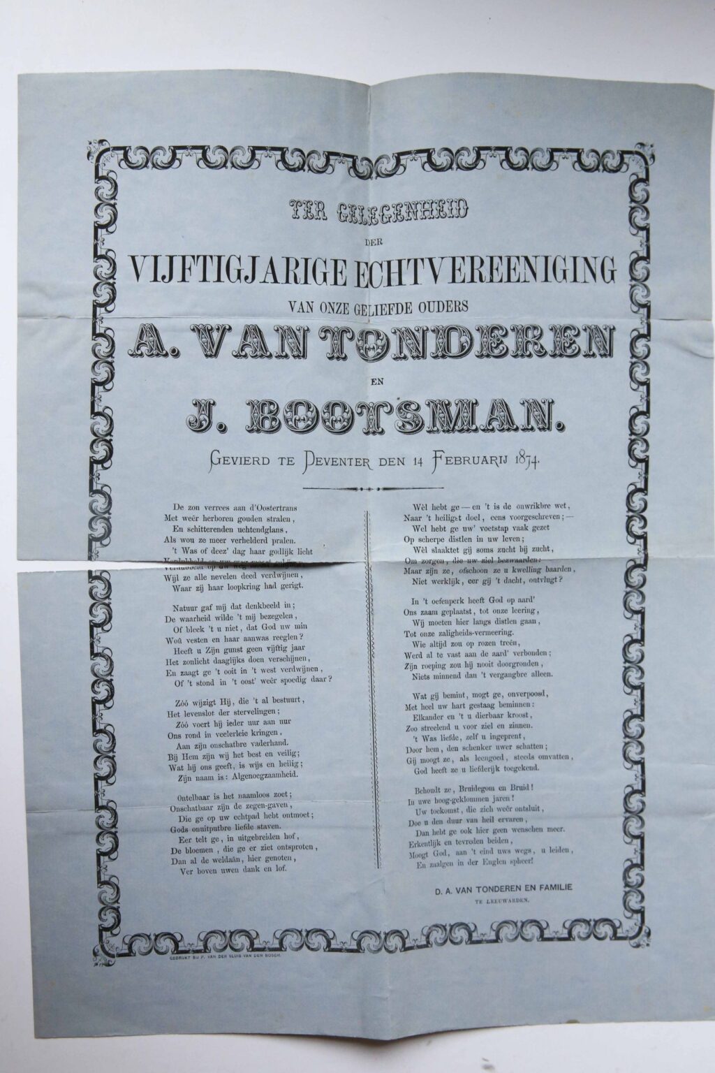 Ter gelegenheid der vijftigjarige echtvereeniging van onze geliefde ouders A. Van tonderen en J. Bootsman gevierd te Deventer den 14 februari 1874. z.p., gedrukt bij P. van der Sluis van den Bosch. Plano, op blauw papier met rond het gedicht een bewerkte rand.