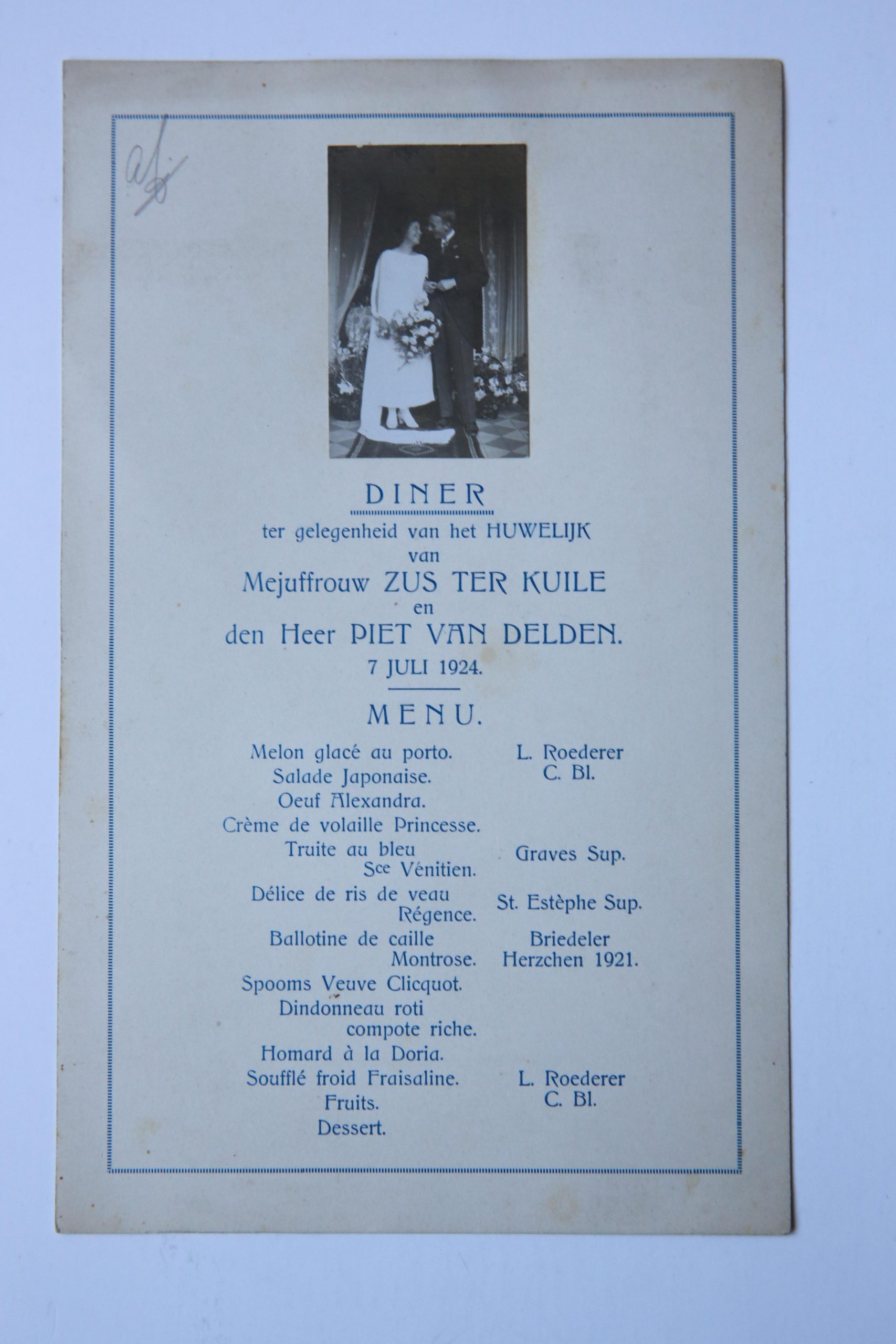  - Diner ter gelegenheid van het huwelijk van mej. Zus Ter Kuile en de heer Piet Van Delden, 7 Juli 1924. 8: [1], met foto van bruidspaar.