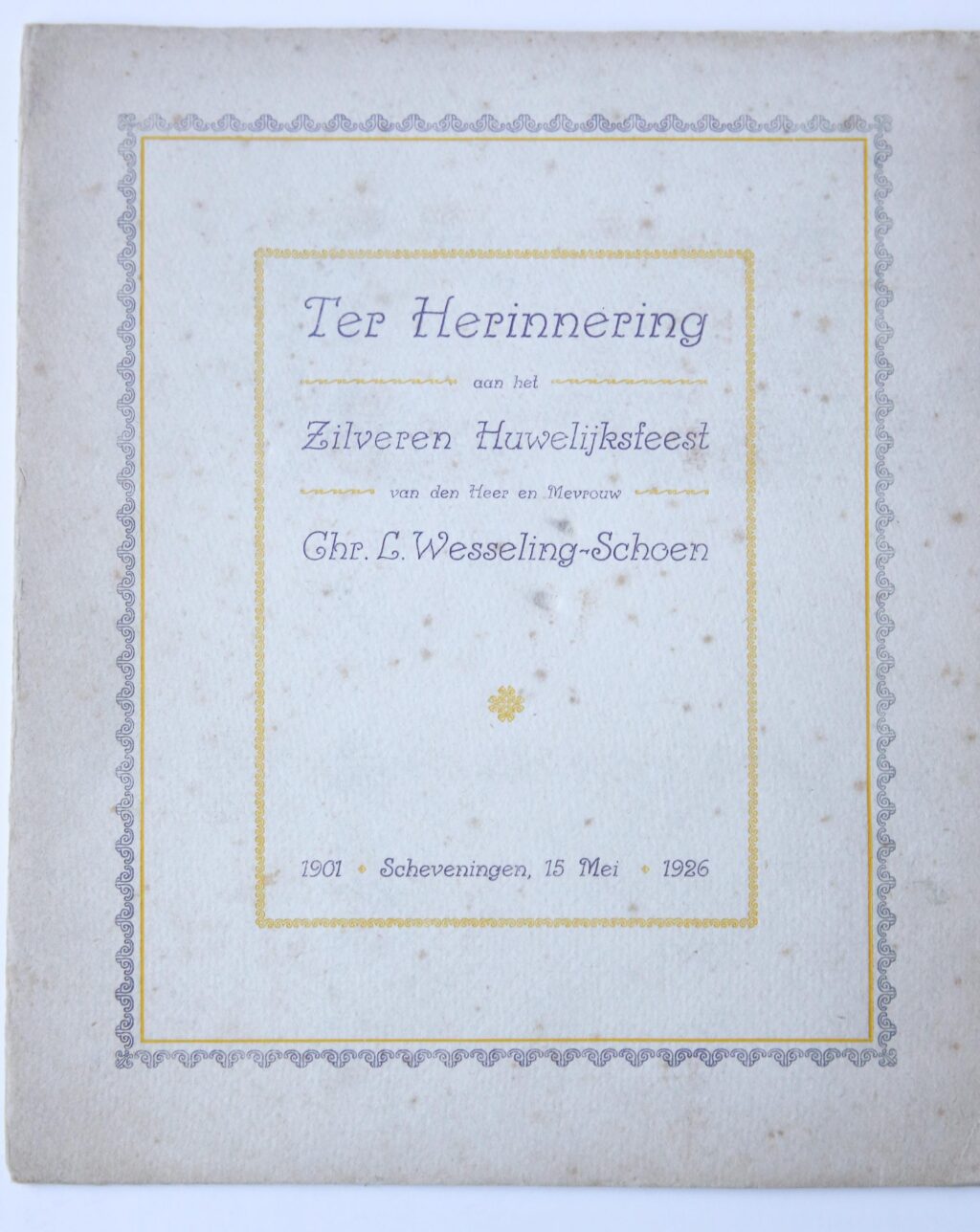 Ter herinnering aan het zilveren huwelijksfeest van den heer en mevrouw Chr. L. Wesseling-schoen, Scheveningen 15 Mei 1926. Omslag met deze tekst, waarin een foto op karton van het hele gezin Wesseling. 4º.