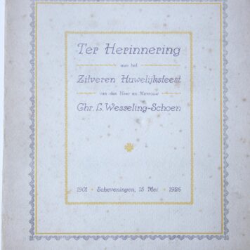 Ter herinnering aan het zilveren huwelijksfeest van den heer en mevrouw Chr. L. Wesseling-schoen, Scheveningen 15 Mei 1926. Omslag met deze tekst, waarin een foto op karton van het hele gezin Wesseling. 4º.