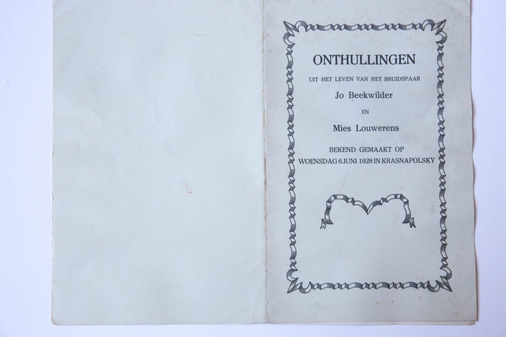 Onthullingen uiit het leven van het bruidspaar Jo Beekwilder en Mies Louwerens bekend gemaakt op woensdag 6 juni 1928 in Krasnapolsky. Amsterdam. 8º: [6] p.