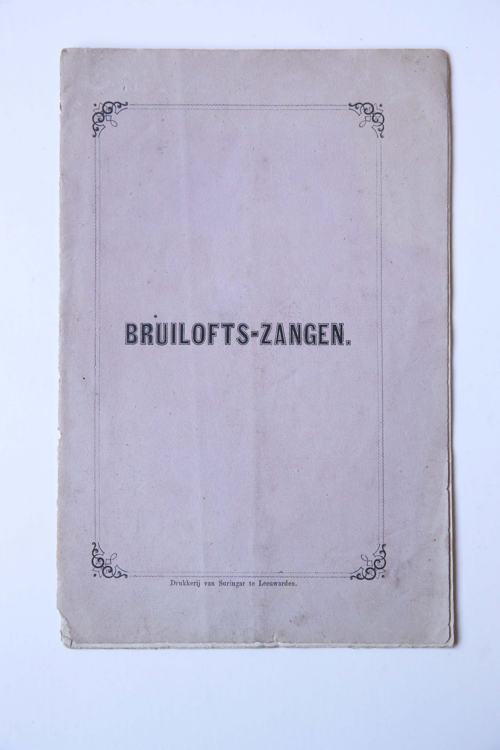 Bruiloftszangen. Drukkerij van Suringar te Leeuwarden, 16 p. Bruiloftszangen 8º, origineel papieren omslag.