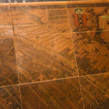 De groote kaart van Amsterdam in 1544 van Kornelis Antoniszoon in twaalf bladen, behoorende bij het vijfde deel der Geschiedenis van Amsterdam door J. Ter Gouw naar het oorspronkelijke gephotographeerd en in 14 kleuren op Hollandsch papier gedrukt door Tresling & Co. te Amsterdam. Amsterdam, Tj. van Holkema, 1885.