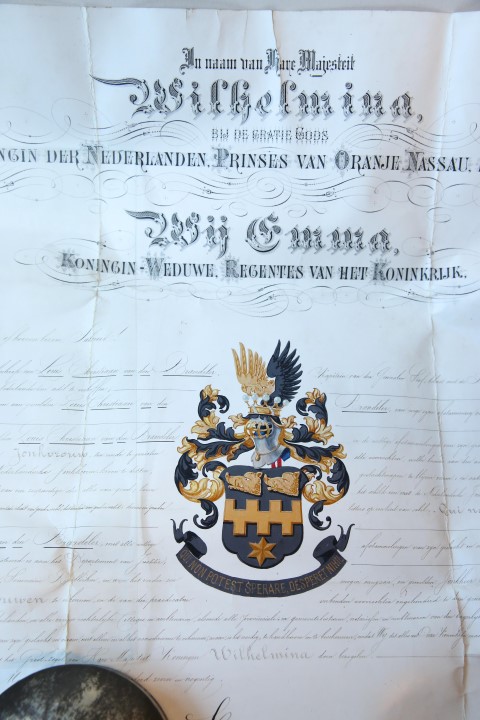 Patent of nobility donated by Queen-widow-regent Emma (1858-1934), regent for Princess Wilhelmina (1880-1962), to Louis Christiaan van den Brandeler, captain of the general staff of the Netherlands Royal Army designated to the task of militaire verkenningen, being military reconaissance, entitling him to add the noble prefix of 'jonkheer' to his family name.