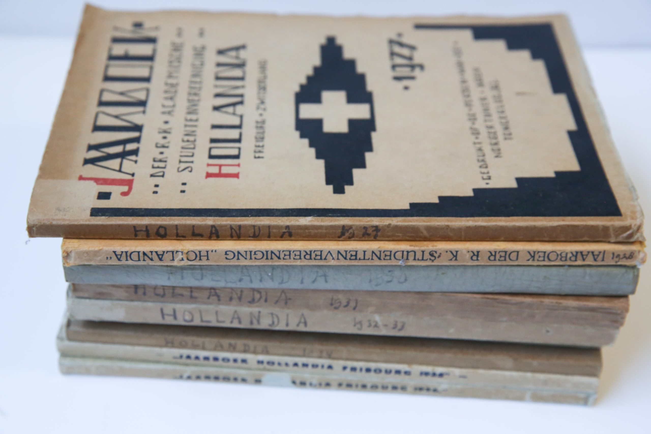 R.K. Studenten-vereeniging Hollandia - Jaarboek Hollandia Freiburg (Zwitserland), 1927-1936 (1929 mist). 9 Volumes.