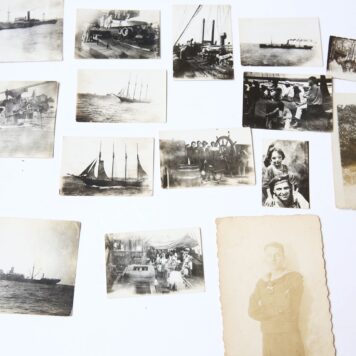 PLIVIER, THEODOR--- 17 foto's, 9x12 en kleinere formaten van de Duitse letterkundige Theodor Plivier (Plevier), uit zijn matrozentijd te Kiel.