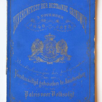 GRONDWET 25 JAAR--- Zilverenfeest der bestaande grondwet 3 November 1848-1873. Handtekeningen der deelgenooten aan den feestmaaltijd gehouden te Amsterdam in het Paleis voor Volksvlijt. Amsterdam, Cladder, 37 pag. Goud op snee, gedrukt, omslag zilver op blauw.