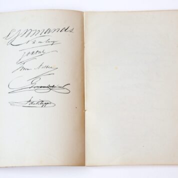 GRONDWET 25 JAAR--- Zilverenfeest der bestaande grondwet 3 November 1848-1873. Handtekeningen der deelgenooten aan den feestmaaltijd gehouden te Amsterdam in het Paleis voor Volksvlijt. Amsterdam, Cladder, 37 pag. Goud op snee, gedrukt, omslag zilver op blauw.