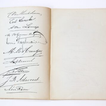 GRONDWET 25 JAAR--- Zilverenfeest der bestaande grondwet 3 November 1848-1873. Handtekeningen der deelgenooten aan den feestmaaltijd gehouden te Amsterdam in het Paleis voor Volksvlijt. Amsterdam, Cladder, 37 pag. Goud op snee, gedrukt, omslag zilver op blauw.