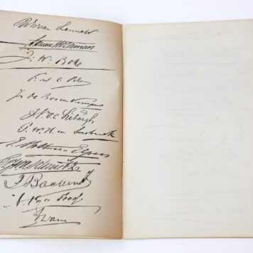 GRONDWET 25 JAAR--- Zilverenfeest der bestaande grondwet 3 November 1848-1873. Handtekeningen der deelgenooten aan den feestmaaltijd gehouden te Amsterdam in het Paleis voor Volksvlijt. Amsterdam, Cladder, 37 pag. Goud op snee, gedrukt, omslag zilver op blauw.
