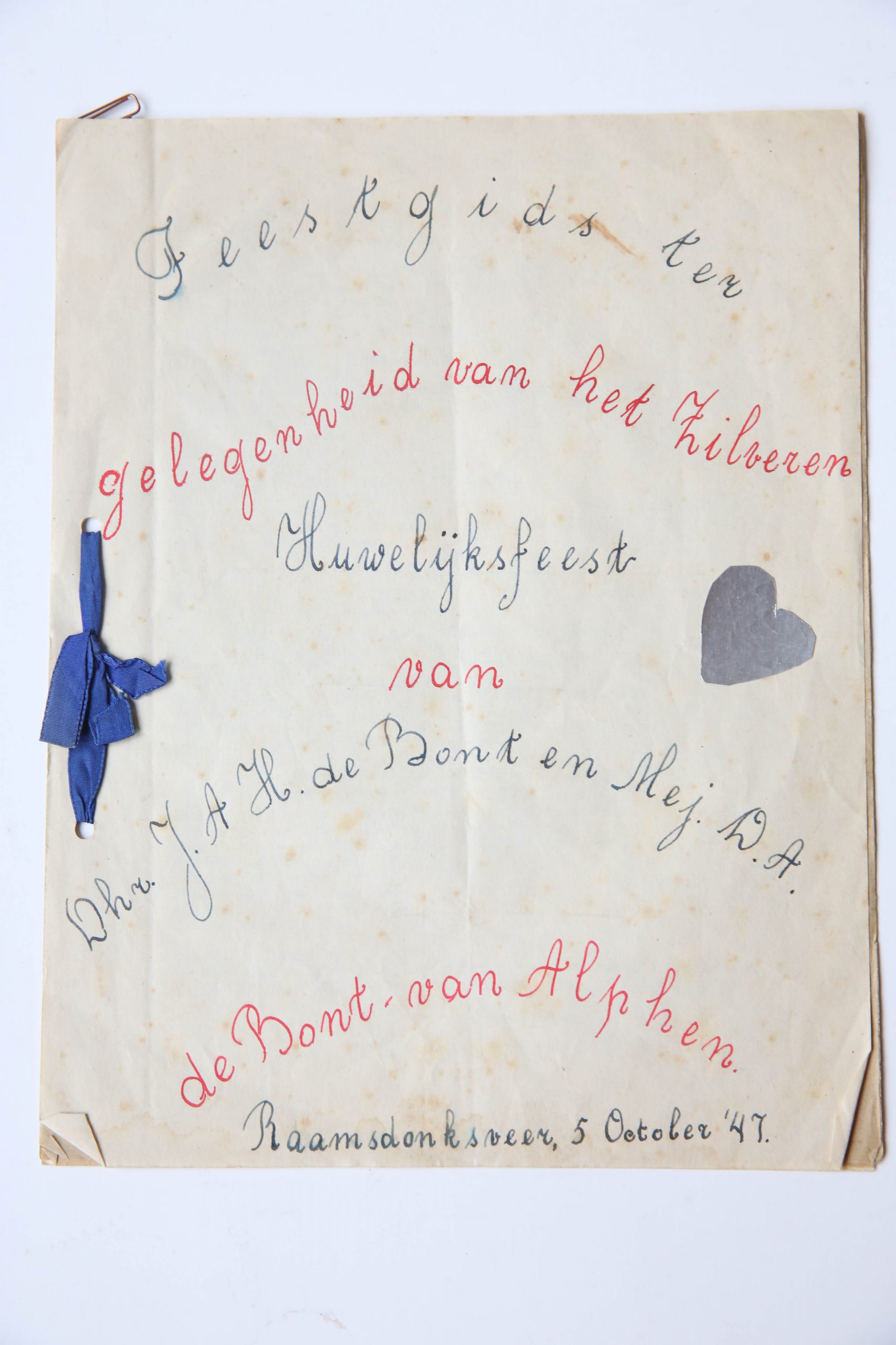  - RAAMSDONKVEER, DE BONT, VAN ALPHEN `Feestgids ter gelegenheid van het zilveren huwelijksfeest van J.A.H. de Bont en D.A. de Bont-van Alphen, Raamsdonkveer, 5 oktober 1947'; 6 p., getypt en getekend.