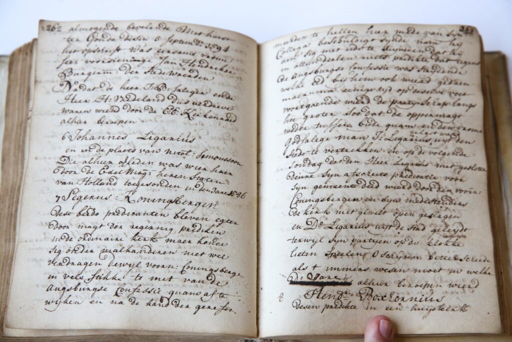 WOERDEN, LUTHERSE GEMEENTE, COSTERUS Manuscript van de hand van Huybert Costerus, ‘Histories verhael van de opkomst en voortgang der Lutherse Kerk tot Woerden’, ruim 300 p., 4º, ca. 1725, gebonden in perkamenten band.