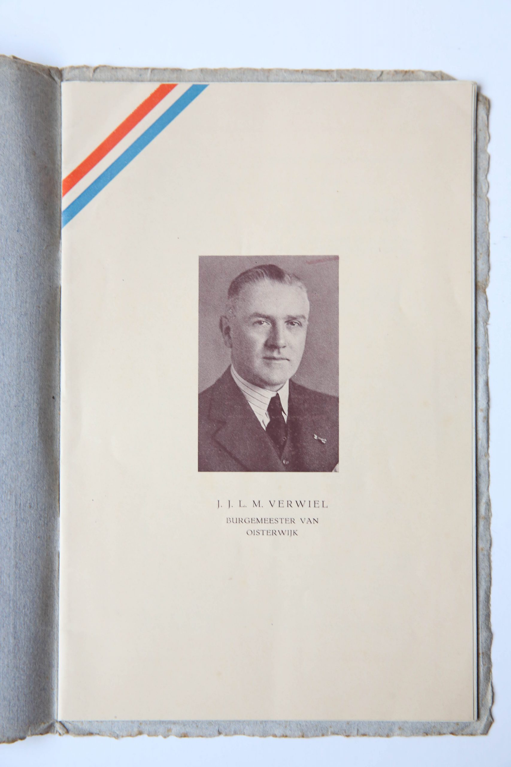 OISTERWIJK, VERWIEL -- Feestgids bij gelegenheid van het zilveren ambtsfeest van [...] J.J.L.M. Verwiel als burgemeester van Oisterwijk z.pl. 1947, gedrukt boekje, 16p, met illustraties.