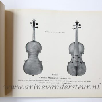 [Antique violins, Violen, antieke] -- Catalogus Alte geigen van fa. Hamma & Co. te Stuttgart. Gedrukt en geillustreerd, 8° oblong, ca. 60 pag. Daterende van ca. 1920.