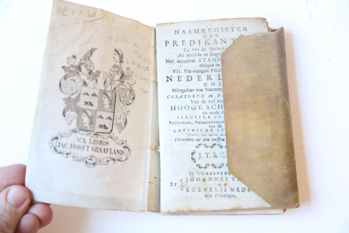  - Naamregister der predikanten, zo van de Nederduitse als Walsche en Engelsche kerken... in de 7 provincien van Nederland, 's-Gravenhage, 1788, 231 + (5) pag., in perkamenten omslag.