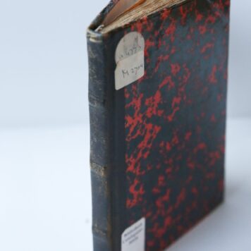 Geographisch woordenboek, behelsende een uytvoerige beschrijving van de Friesche dorpen, buurten, edele en eygenerfde staten onder deselve resorterende, benevens derzelver successive bewoonders, midsgaders van beroemde mannen aldaar geboren [...]. Leeuwarden: A. Ferwerda, 1749.