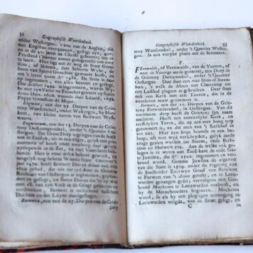 Geographisch woordenboek, behelsende een uytvoerige beschrijving van de Friesche dorpen, buurten, edele en eygenerfde staten onder deselve resorterende, benevens derzelver successive bewoonders, midsgaders van beroemde mannen aldaar geboren [...]. Leeuwarden: A. Ferwerda, 1749.