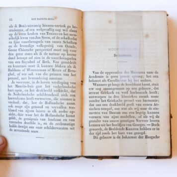 Physiologie van Den Haag, door een Hagenaar, geïllustreerd door H.F.C. ten Kate, ‘s Gravenhage: K. Fuhri, 1843 [gebonden met:] Een achttiende hoofdstuk voor de physiologie van Den Haag, door een’ Hagenaar, ‘s Gravenhage: J.M. van ‘t Haaff, 1843 [en met:] Laatste hoofdstuk voor de ‘Physiologie van den Haag’ door een’ Hagenaar, ‘s Gravenhage: P. Mingelen, 1843 [en met:] De physiologie van Den Haag bekeken door een’ buitenman, Amsterdam: J.C. van Kesteren, 1844 [en met:] De monster-hekelaar, vredel